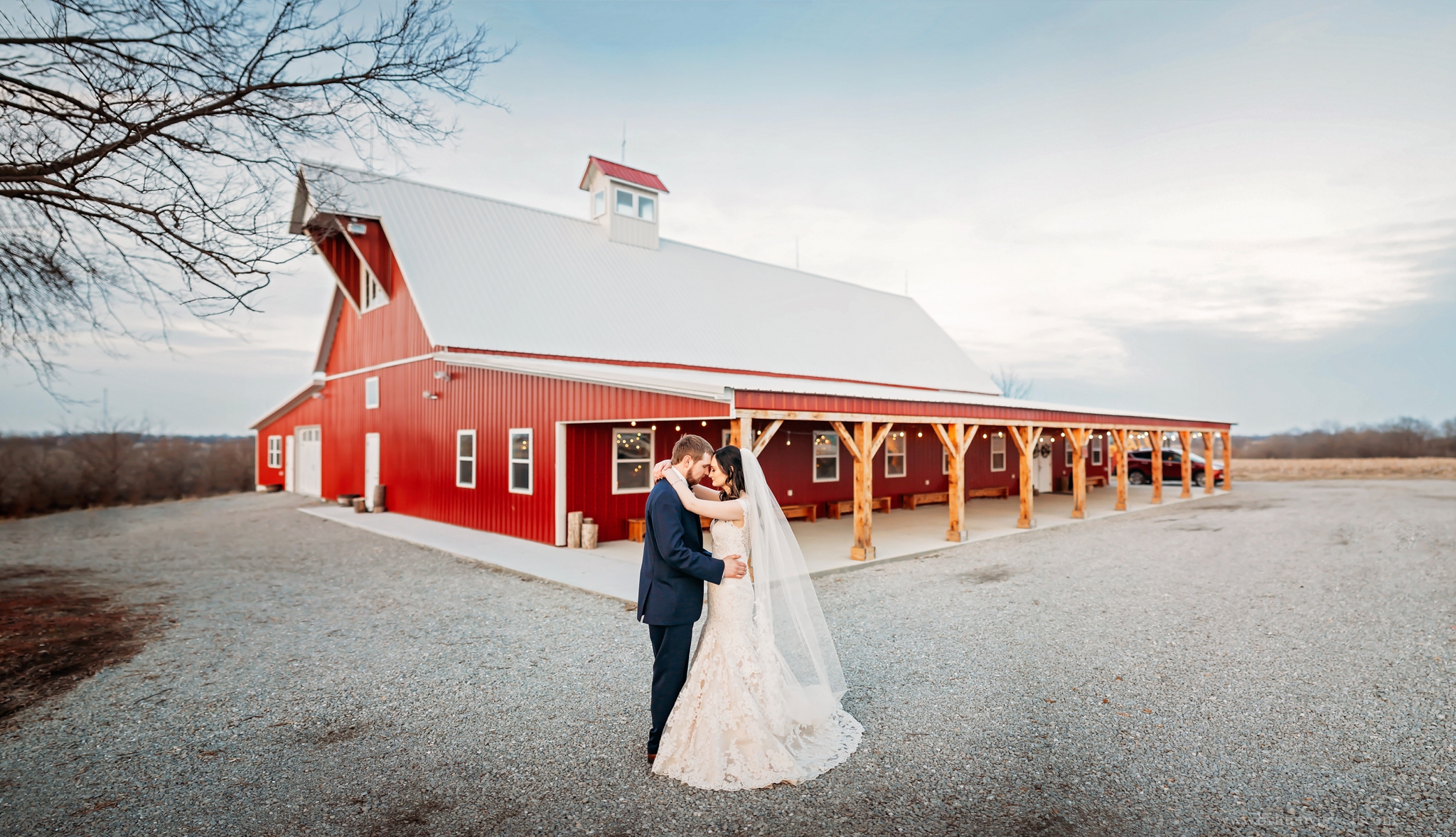 modern rustic barn wedding red cedars event barn brittany jewell photography